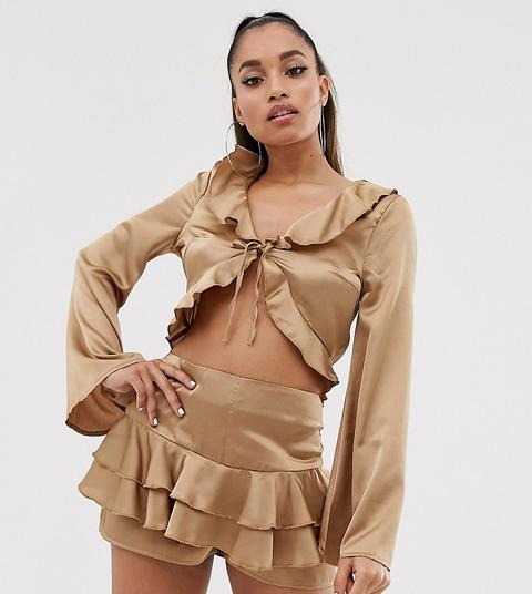 Missguided Petite - Exclusivité - Blouse D'ensemble Nouée À La Taille En Satin Avec Volants - Doré