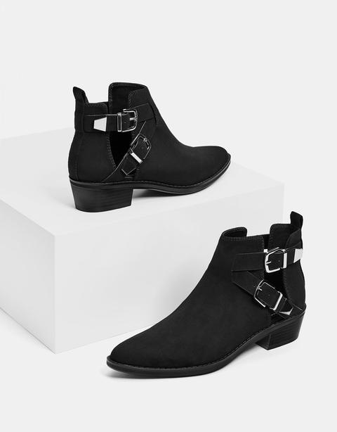 Stivaletto Con Apertura E Dettaglio Con Fibbie