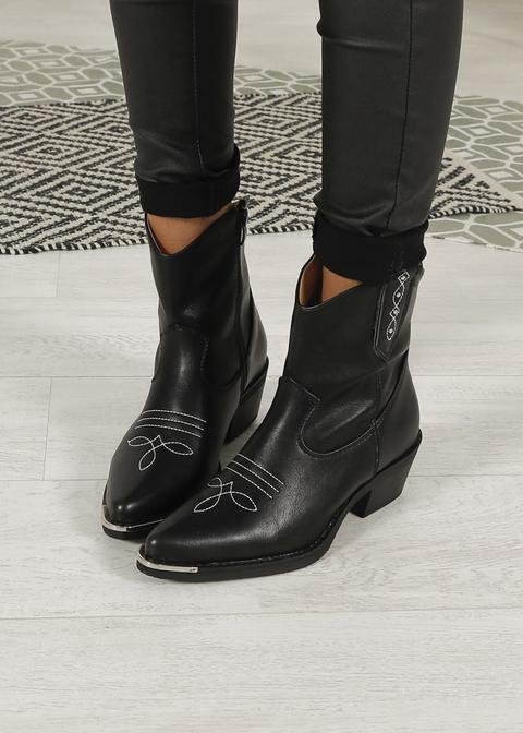 Botin Campero Bordados Punta Metalica Negro from The Desire Shop on 21  Buttons