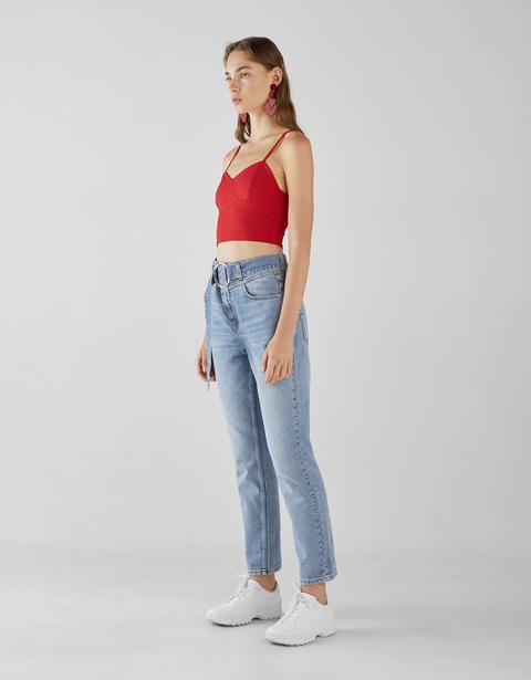 Mom-jeans Mit Hohem Bund Und Gürtel