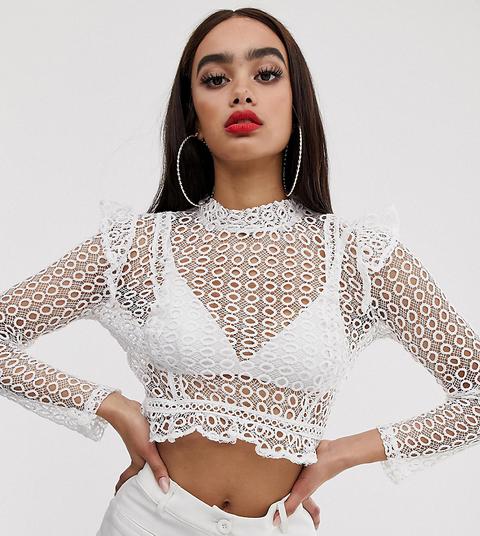 Esclusiva Prettylittlething - Top In Pizzo Bianco Con Volant Sulle Spalle - Bianco