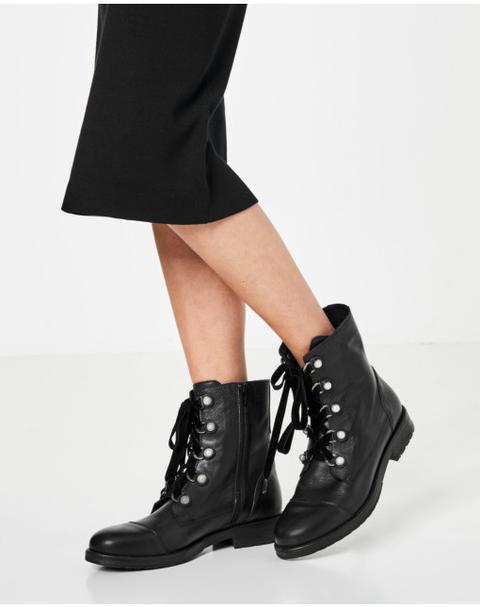 Lederboots Mit Perlen & Samtband
