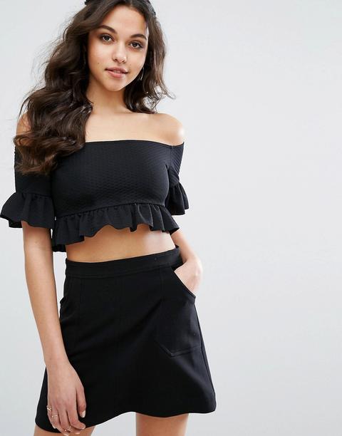 Boohoo - Top Corto Stile Bardot Con Volant - Nero