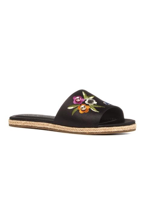 Sandalia Negra Satinada Con Bordados