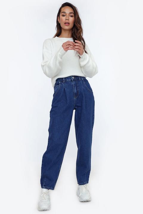 A Loose Look Denim Jeans