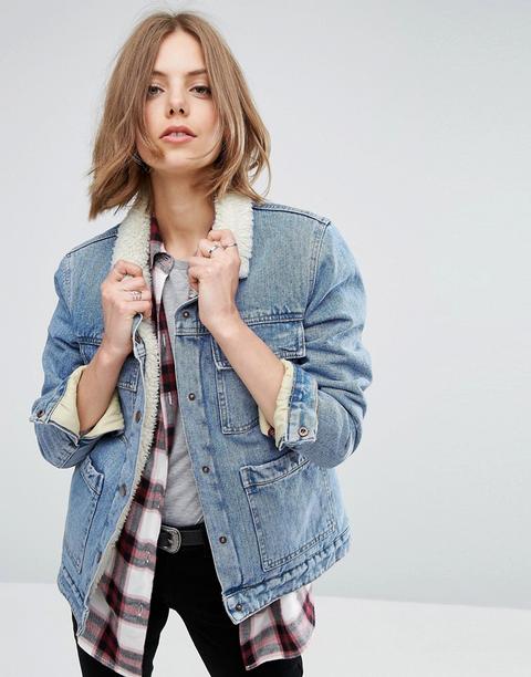 Chaqueta Vaquera Con Borreguito Y Bolsillos En Azul Lavado Medio De Asos