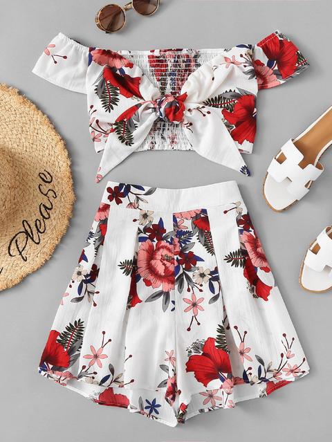 Top Senza Spalline Con Nodi Sul Davanti, Fiori E Shorts