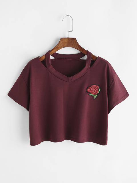 Camiseta Corta Cuello Con Aberturas Con Parche De Bordado De Rosa Borgoña