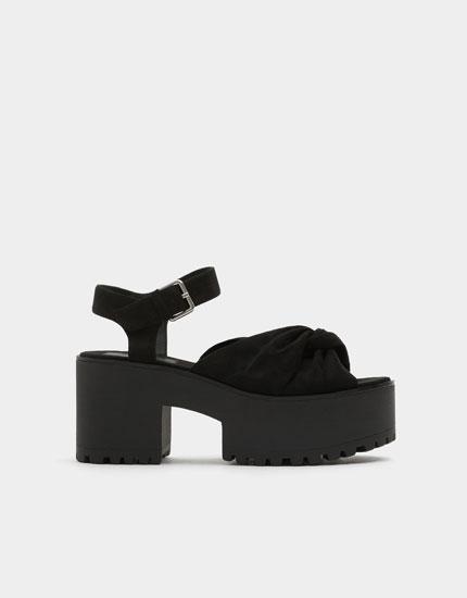 Schwarze Sandalen Mit Blockabsatz Und Zierknoten