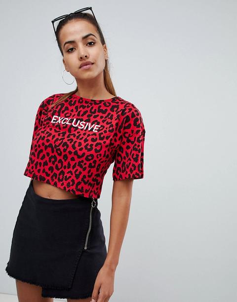 "prettylittlething - T-shirt Color Rosso Leopardato Con Scritta "exclusive" - Rosso