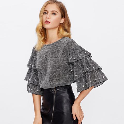 Blusa Brillante Con Volantes Y Perlas En Las Mangas