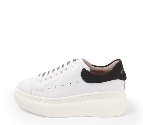 Sneaker Piel Blanca Con Detalle Trasero En Serraje Negro