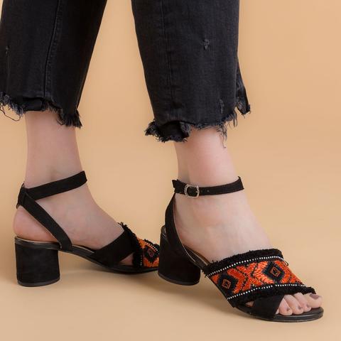 Sandalias Negras De Tacón Medio Redondo Con Detalle De Bordados Naranjas Para Mujer 45332