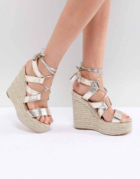 River Island - Metallic-sandalen Mit Zierausschnitten Und Keilabsatz - Gold