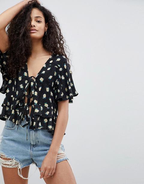 Top De Flores Y Lunares Anudado A La Parte Delantera Con Aplicación De Encaje Y Bajo De Volante De Asos Design