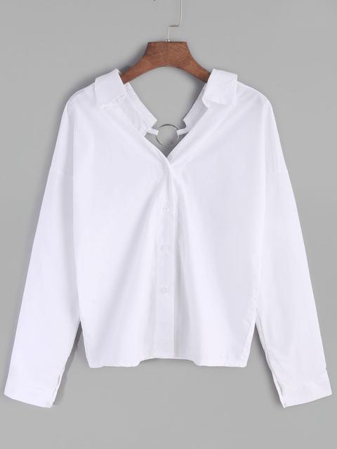 Camisa Blanca Del Detalle Del Anillo Del Metal De V