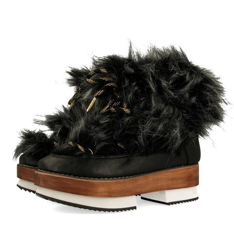 Botines Negros Con Pelo Y Suela De Inspiración Japonesa 46542 de Gioseppo  en 21 Buttons