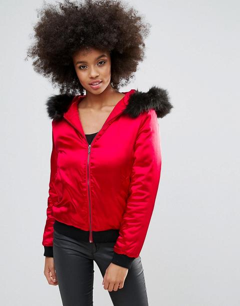 Cazadora Bomber Acolchada Con Capucha De Pelo Sintético En Satén Rojo De Missguided