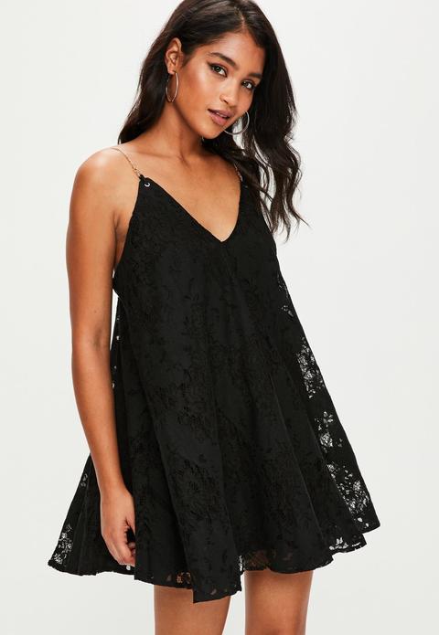 Vestido Con Vuelo De Tirantes Con Cadenas Doradas En Negro
