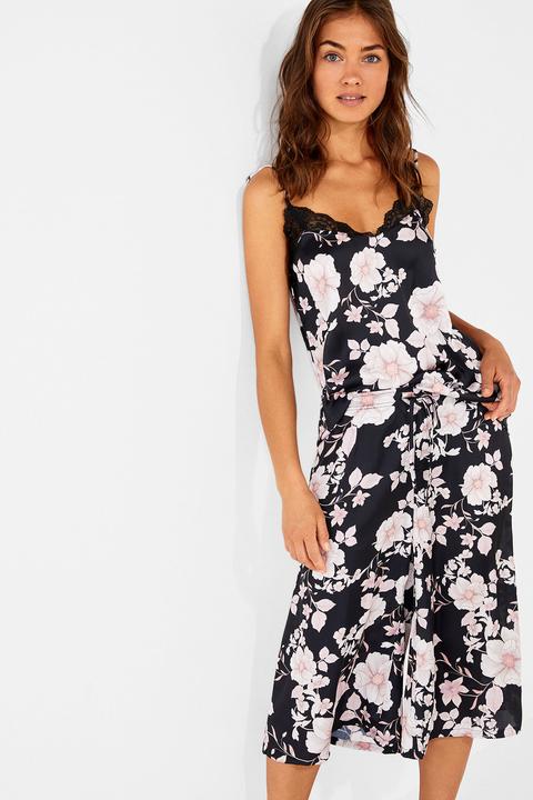 Pijama Floral Con Encaje