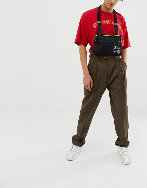 Asos Design - Umhängetasche In Schwarz Mit Gurtzeug Und Print - Schwarz