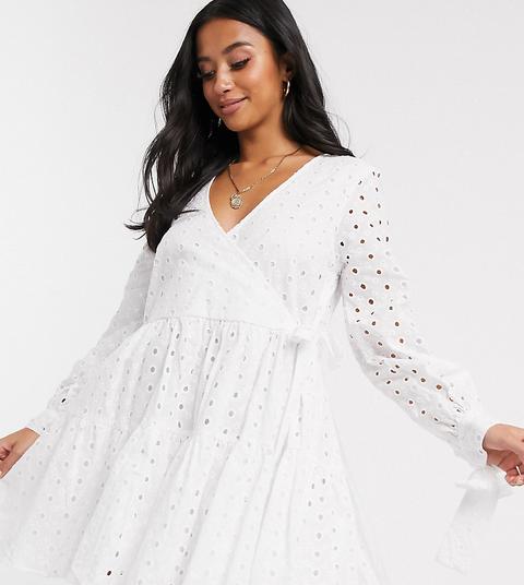 Asos Design Petite - Robe Cache-cœur Courte Coupe Trapèze En Broderie Anglaise À Volants Étagés - Blanc