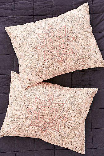 Reya Medallion Pillowcase Set