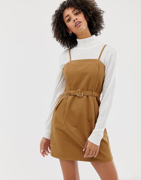 Asos Design - Jeans-trägerkleid Mit Gürtel In Toffee - Bronze