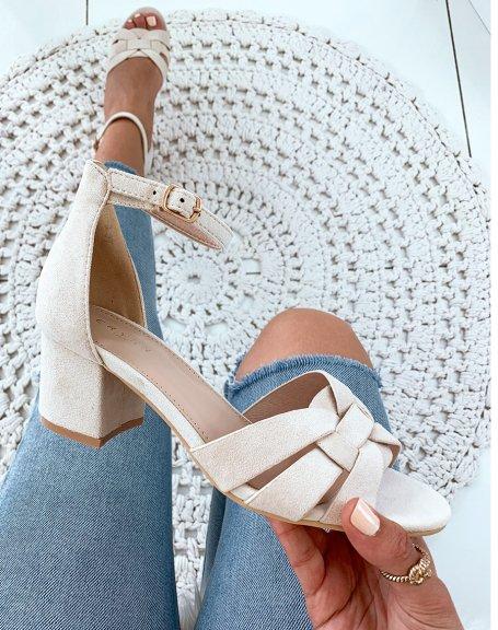 Sandales En Suédine Beiges À Petits Talons Carrés Et Larges Brides Fantaisies