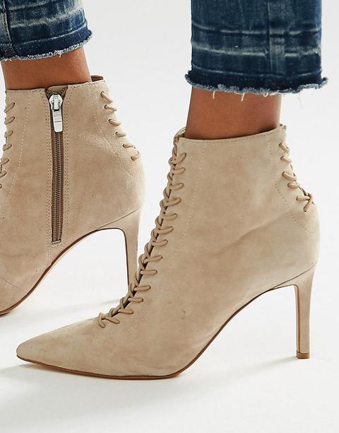 Botines Beis En Punta De Ante Con Cordones Y Tacón De Aguja De Kendall Kylie