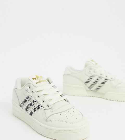 Adidas Originals - Rivarly - Baskets Basses Avec Bandes À Imprimé Animal - Craie - Exclusivité Asos-blanc