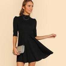 Vestido Liso De Vuelo Con Cuello Alto
