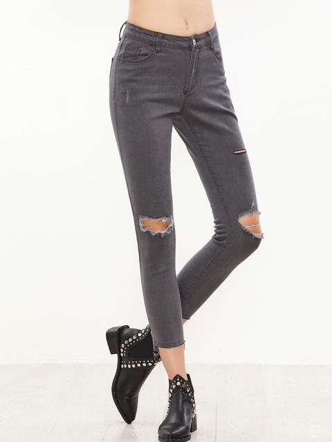 Jeans Stretti Con Orlo Strappati Su Ginocchio Grigio