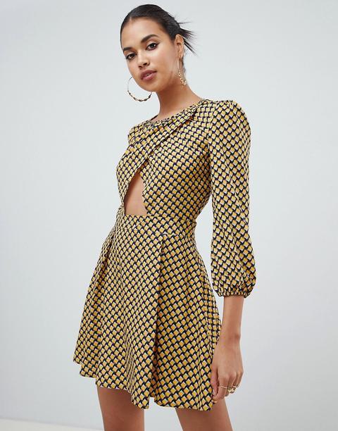 Prettylittlething - Vestito A Pieghe Con Stampa A Quadri E Cut-out - Giallo