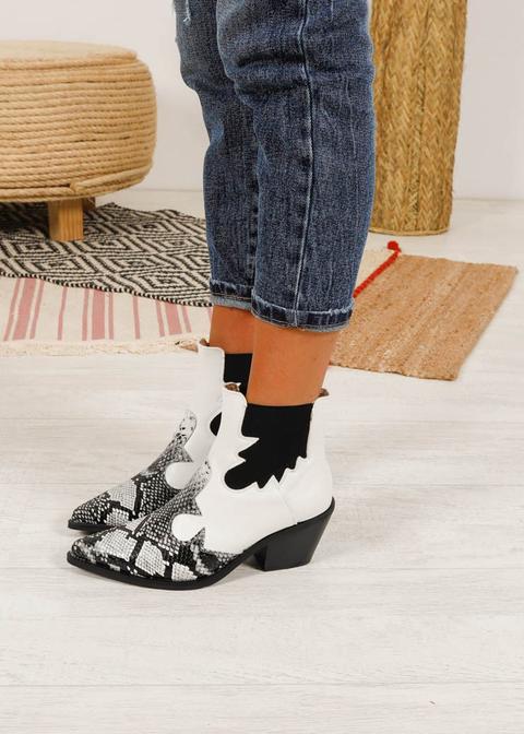 Botin Campero Blanco Puntera Print Serpiente de The Desire Shop en 21  Buttons