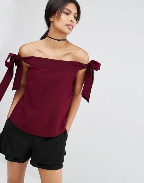 Top Minimalista De Crepé Con Hombros Descubiertos Y Manga Anudada De Asos