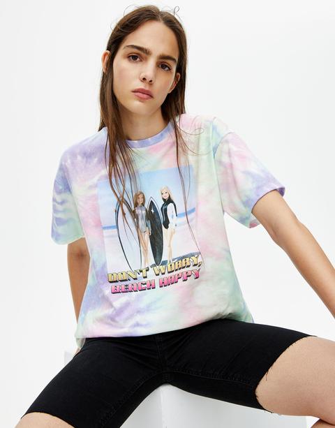 Roux Employee etiquette Camiseta Barbie Tie-dye Surf from Pull and Bear on 21 Buttons