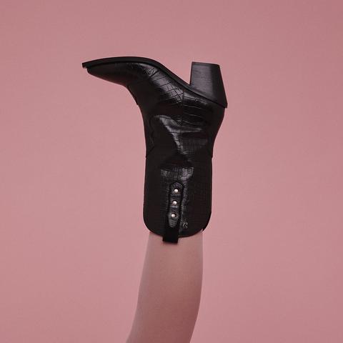 Botas De Estilo Cowboy Negras Con Textura De Cocodrilo Para Mujer Rerik  from Gioseppo on 21 Buttons