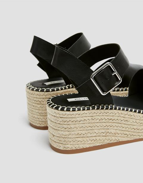 Sandalia Plataforma Yute Negra from Pull and Bear on 21 Buttons