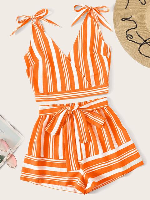 Top Incrociato Con Bretelle Sottile E Shorts Con Cinture