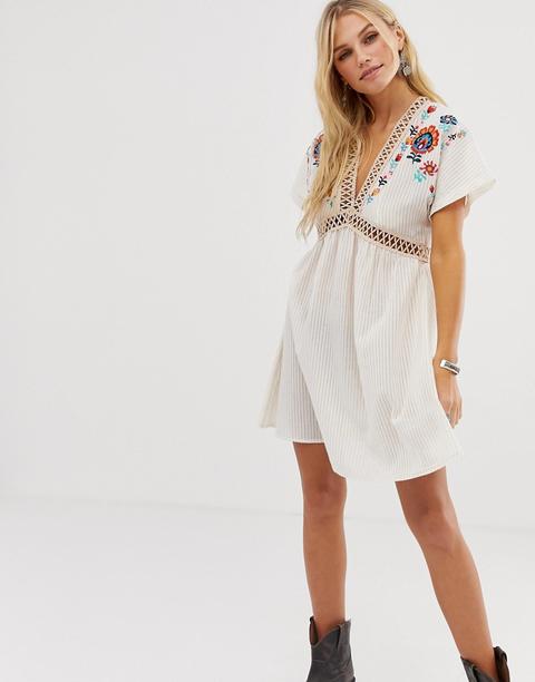 Vestido Con Mangas Estilo Kimono Y Detalles Bordados De En Creme-crema