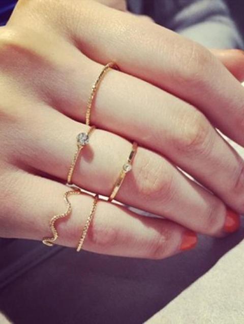 Anello Sottile Con Dettagli Onda 5 Pezzi