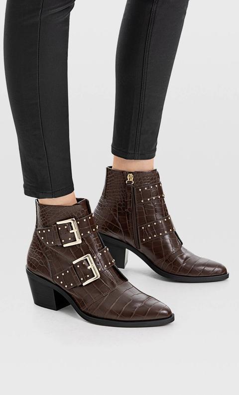 Botines Tacón Grabado Hebillas Marrón de Stradivarius en 21 Buttons