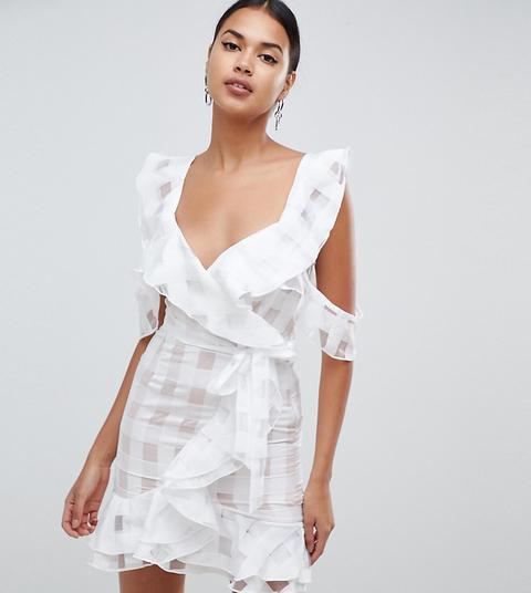 Vestido Recto Con Hombros Descubiertos Y Detalle De Volantes En Blanco De Missguided