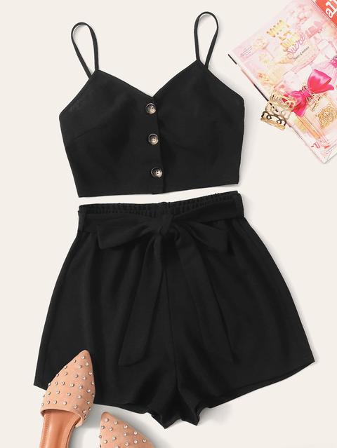Set Top Con Bretelle Sottile E Bottone E Shorts Con Cinture