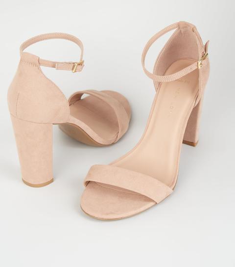 10 Comfortable Kitten Heel Outfits That Are Stylish