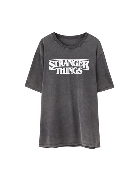 avión Misterioso Situación Camiseta Stranger Things 3 Negra Logo de Pull and Bear en 21 Buttons