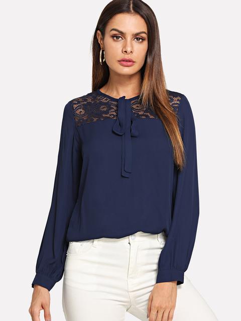 Blusa Con Encaje Y Lazo En El Cuello