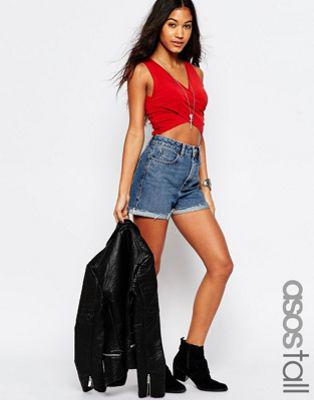 Asos Tall - Mom Shorts Di Jeans Lavaggio Medio Waterfall Con Fondo Grezzo Con Risvolto