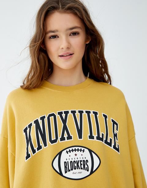 Sudadera College Mostaza de Pull and Bear en 21 Buttons